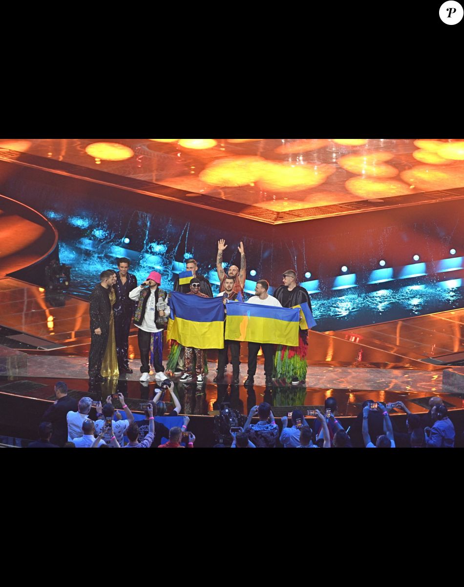 Alessandro Catelan, Laura Pausini et Mika avec le groupe Kalush Orchestra (Stefani?) Ukraine - L'Ukraine remporte le concours de chanson Eurovision 2022 au Pala Olimpico de Turin, Italie, le 14 mai 2022. © ANSA/Zuma Press/Bestimage