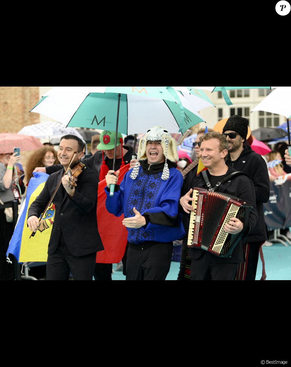 Zdob si Zdub & Advahov Brothers, Moldavia, au photocall de "l'Eurovision 2022" à Turin, le 8 mai 2022.