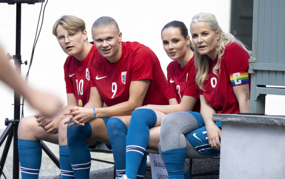 Le prince Sverre Magnus, Erling Haaland, la princesse Ingrid Alexandra et la princesse Mette Marit - La famille royale de Norvège participe à un match amical de football à Asker le 13 juin 2022.