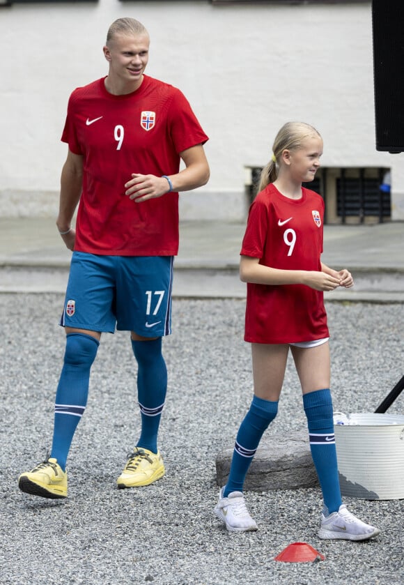 Photo : Erling Haaland et Sofie Haaland La famille royale de Norvège  participe à un match amical de football à Asker le 13 juin 2022. -  Purepeople