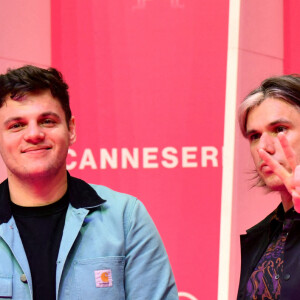 Clément Cotentin et son frère Orelsan durant la troisième soirée du 4eme Canneseries au Palais des Festivals à Cannes, le 10 octobre 2021. © Bruno Bebert/Bestimage 