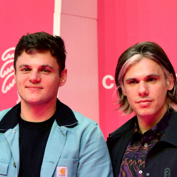 Clément Cotentin et son frère Orelsan durant la troisième soirée du 4eme Canneseries au Palais des Festivals à Cannes, le 10 octobre 2021. © Bruno Bebert/Bestimage 