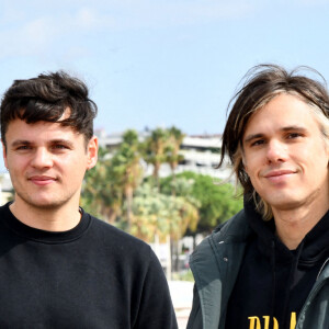 Clément Cotentin et son frère Orelsan durant un Photocall lors pour la série "Montre jamais ça à personne", lors du 4ème Canneseries sur le ponton de la plage du Majestic à Cannes, le 10 octobre 2021. © Bruno Bebert/Bestimage