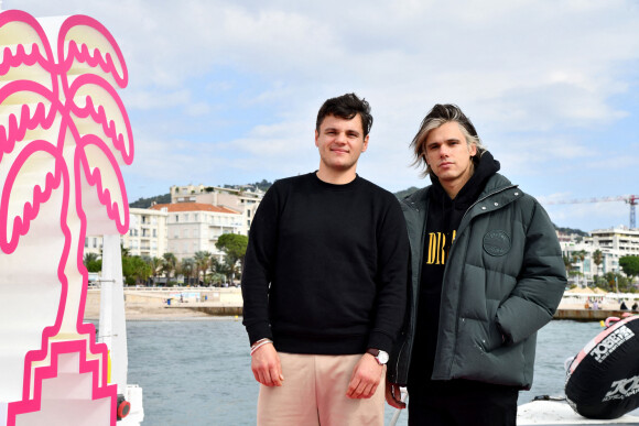 Clément Cotentin et son frère Orelsan durant un Photocall lors pour la série "Montre jamais ça à personne", lors du 4ème Canneseries sur le ponton de la plage du Majestic à Cannes, le 10 octobre 2021. © Bruno Bebert/Bestimage