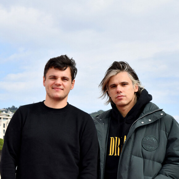 Clément Cotentin et son frère Orelsan durant un Photocall lors pour la série "Montre jamais ça à personne", lors du 4ème Canneseries sur le ponton de la plage du Majestic à Cannes, le 10 octobre 2021. © Bruno Bebert/Bestimage