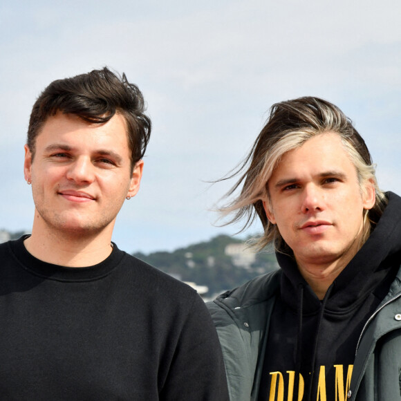 Clément Cotentin et son frère Orelsan durant un Photocall lors pour la série "Montre jamais ça à personne", lors du 4ème Canneseries sur le ponton de la plage du Majestic à Cannes, le 10 octobre 2021. © Bruno Bebert/Bestimage