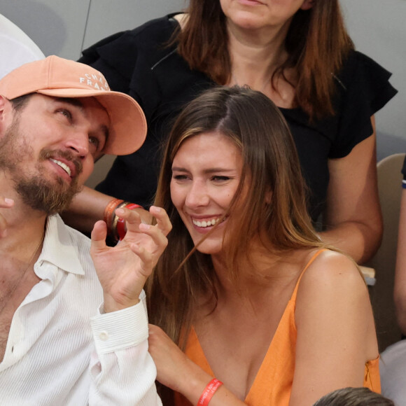 Théo Fleury et sa compagne Camille Cerf, Miss France 2015 en tribune (jour 14) lors des Internationaux de France de Tennis de Roland Garros 2022 à Paris, France, le 4 juin 2022. © Dominique Jacovides/Bestimage 