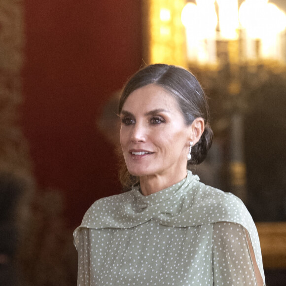 Le roi Felipe VI, la reine Letizia et la princesse Sofia d'Espagne assistent au défilé militaire et à la réception de la fête nationale au palais royal à Madrid, Espagne, le 12 octobre 2022. 