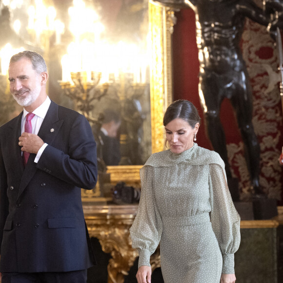 Le roi Felipe VI, la reine Letizia et la princesse Sofia d'Espagne assistent au défilé militaire et à la réception de la fête nationale au palais royal à Madrid, Espagne, le 12 octobre 2022. 