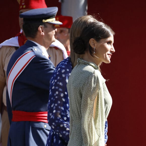 Le roi Felipe VI, la reine Letizia et la princesse Sofia d'Espagne assistent au défilé militaire et à la réception de la fête nationale au palais royal à Madrid, Espagne, le 12 octobre 2022. 