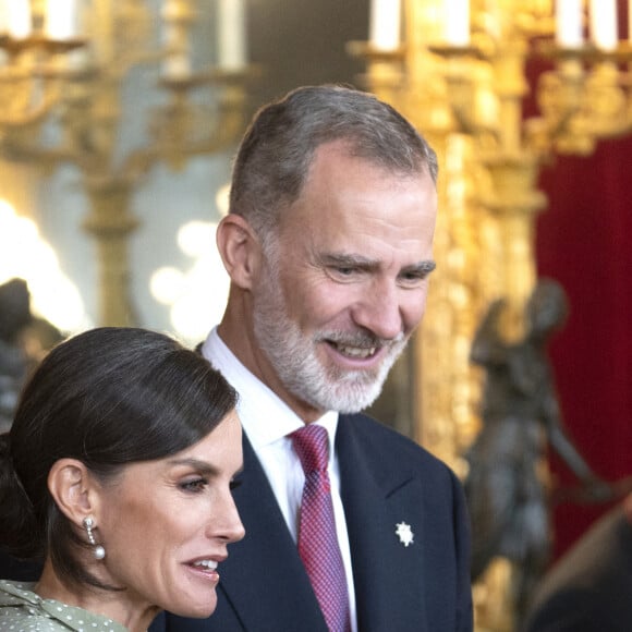 Le roi Felipe VI, la reine Letizia et la princesse Sofia d'Espagne assistent au défilé militaire et à la réception de la fête nationale au palais royal à Madrid, Espagne, le 12 octobre 2022. 