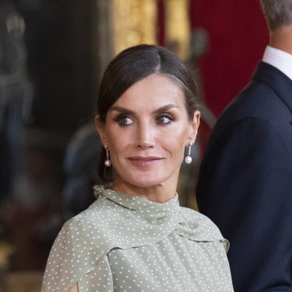 Le roi Felipe VI, la reine Letizia et la princesse Sofia d'Espagne assistent au défilé militaire et à la réception de la fête nationale au palais royal à Madrid, Espagne, le 12 octobre 2022. 