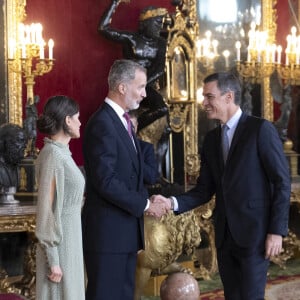 Le roi Felipe VI, la reine Letizia et la princesse Sofia d'Espagne assistent au défilé militaire et à la réception de la fête nationale au palais royal à Madrid, Espagne, le 12 octobre 2022. 