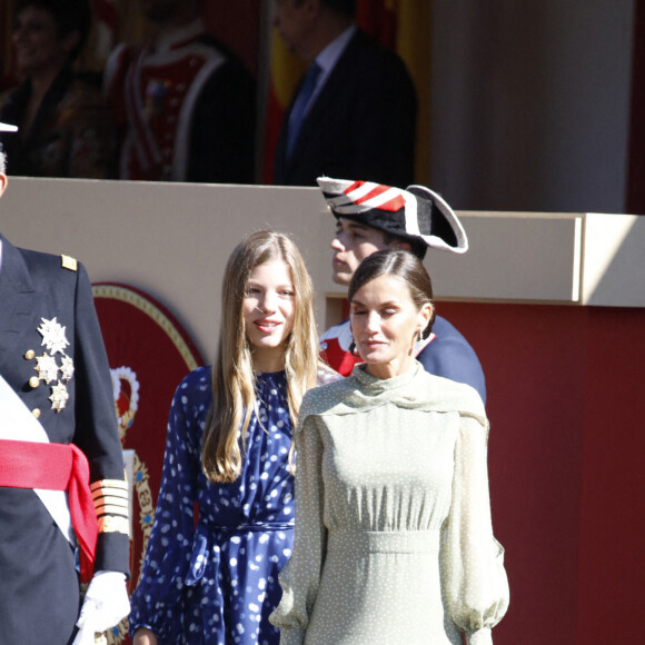 Le roi Felipe VI, la reine Letizia et la princesse Sofia d'Espagne assistent au défilé militaire et à la réception de la fête nationale au palais royal à Madrid, Espagne, le 12 octobre 2022. 