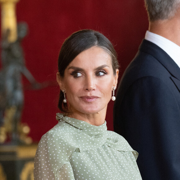 Le roi Felipe VI, la reine Letizia et la princesse Sofia d'Espagne assistent au défilé militaire et à la réception de la fête nationale au palais royal à Madrid, Espagne, le 12 octobre 2022. 