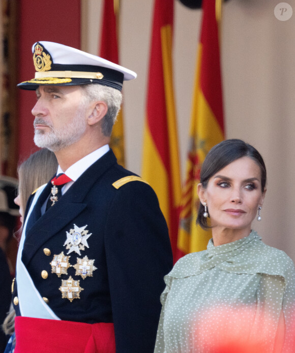 Le roi Felipe VI, la reine Letizia et la princesse Sofia d'Espagne assistent au défilé militaire et à la réception de la fête nationale au palais royal à Madrid, Espagne, le 12 octobre 2022. 