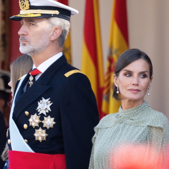 Le roi Felipe VI, la reine Letizia et la princesse Sofia d'Espagne assistent au défilé militaire et à la réception de la fête nationale au palais royal à Madrid, Espagne, le 12 octobre 2022. 