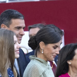 Le roi Felipe VI, la reine Letizia et la princesse Sofia d'Espagne assistent au défilé militaire et à la réception de la fête nationale au palais royal à Madrid, Espagne, le 12 octobre 2022. 