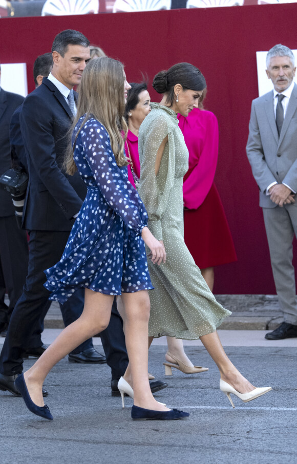 Le roi Felipe VI, la reine Letizia et la princesse Sofia d'Espagne assistent au défilé militaire et à la réception de la fête nationale au palais royal à Madrid, Espagne, le 12 octobre 2022. 