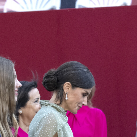 Le roi Felipe VI, la reine Letizia et la princesse Sofia d'Espagne assistent au défilé militaire et à la réception de la fête nationale au palais royal à Madrid, Espagne, le 12 octobre 2022. 