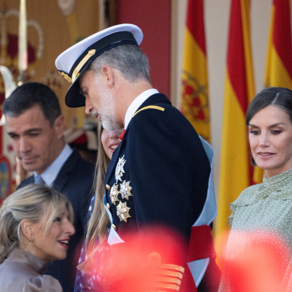 Le roi Felipe VI, la reine Letizia et la princesse Sofia d'Espagne assistent au défilé militaire et à la réception de la fête nationale au palais royal à Madrid, Espagne, le 12 octobre 2022. 