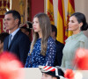 Le roi Felipe VI, la reine Letizia et la princesse Sofia d'Espagne assistent au défilé militaire et à la réception de la fête nationale au palais royal à Madrid, Espagne