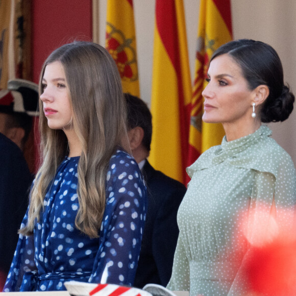Le roi Felipe VI, la reine Letizia et la princesse Sofia d'Espagne assistent au défilé militaire et à la réception de la fête nationale au palais royal à Madrid, Espagne