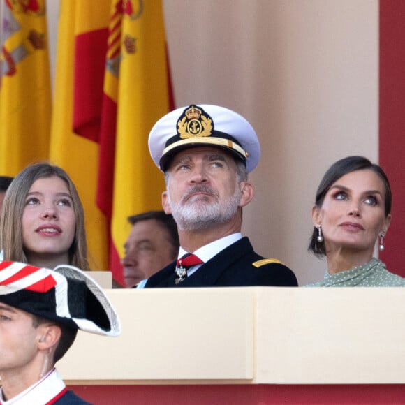 Le roi Felipe VI, la reine Letizia et la princesse Sofia d'Espagne assistent au défilé militaire et à la réception de la fête nationale au palais royal à Madrid, Espagne, le 12 octobre 2022. 