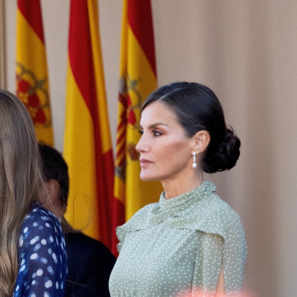 Le roi Felipe VI, la reine Letizia et la princesse Sofia d'Espagne assistent au défilé militaire et à la réception de la fête nationale au palais royal à Madrid, Espagne, le 12 octobre 2022. 