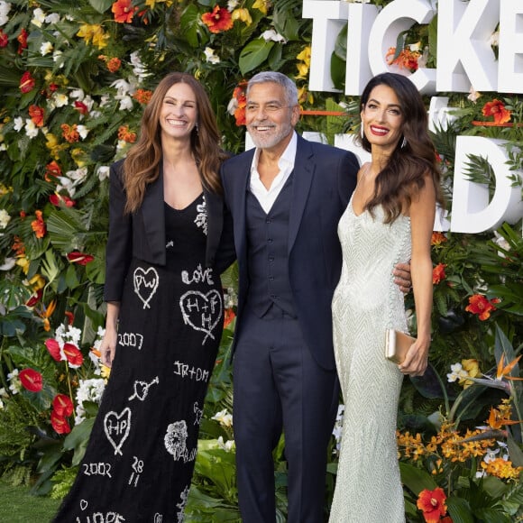 Julia Roberts, George Clooney et sa femme Amal lors de la première mondiale du film Ticket to Paradise à Londres le 7 septembre 2022.