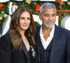 Julia Roberts, George Clooney lors de la première mondiale du film Ticket to Paradise à Londres.