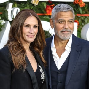 Julia Roberts, George Clooney lors de la première mondiale du film Ticket to Paradise à Londres.