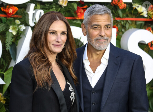 Julia Roberts, George Clooney lors de la première mondiale du film Ticket to Paradise à Londres.