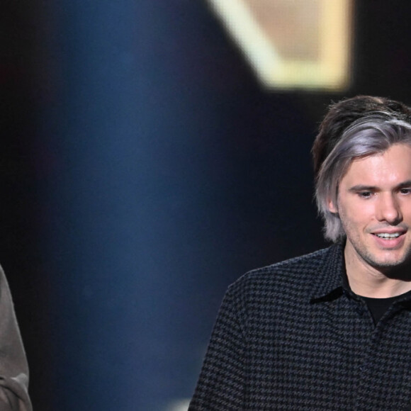 Orelsan (Création audiovisuelle de l'année pour "Montre jamais ça à personne" - Artiste masculin de l'année et Chanson originale de l'année pour "L'odeur de l'essence") avec son frère Clément Cotentin (avec le micro) et Skread (veste marron), lors de la 37ème cérémonie des Victoires de la musique à la Seine musicale de Boulogne-Billancourt, le 11 février 2022. © Guirec Coadic/Bestimage 