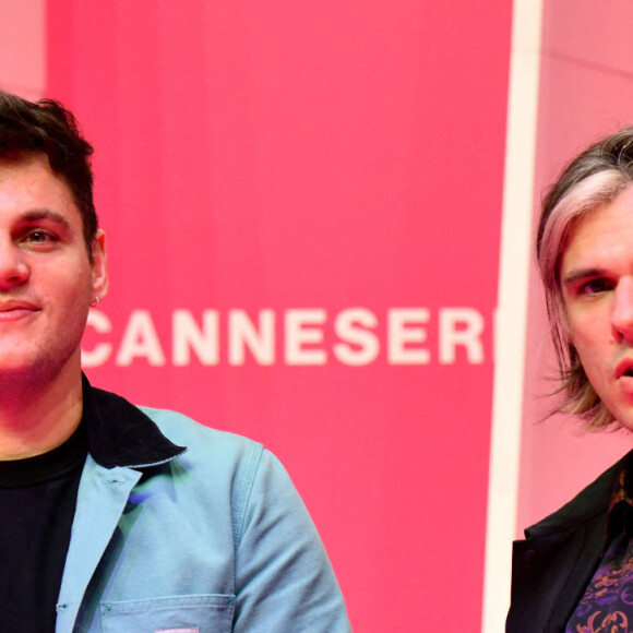 Clément Cotentin et son frère Orelsan durant la troisième soirée du 4eme Canneseries au Palais des Festivals à Cannes, le 10 octobre 2021. © Bruno Bebert/Bestimage 