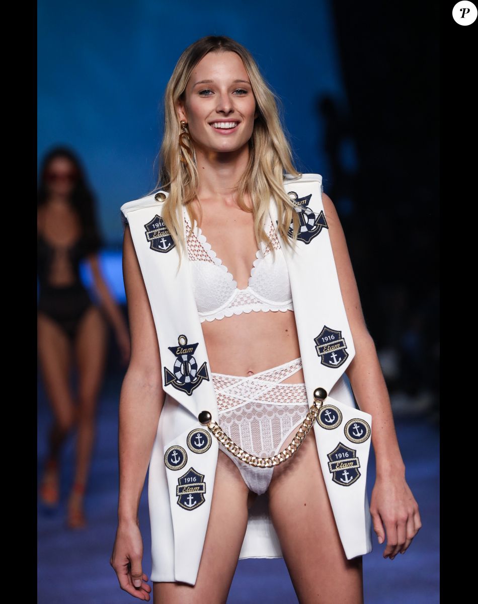 Ilona Smet - Défilé - "Etam Live Show 2018" aux Beaux-Arts à Paris, le 25 septembre 2018. © Veeren/Moreau/Bestimage