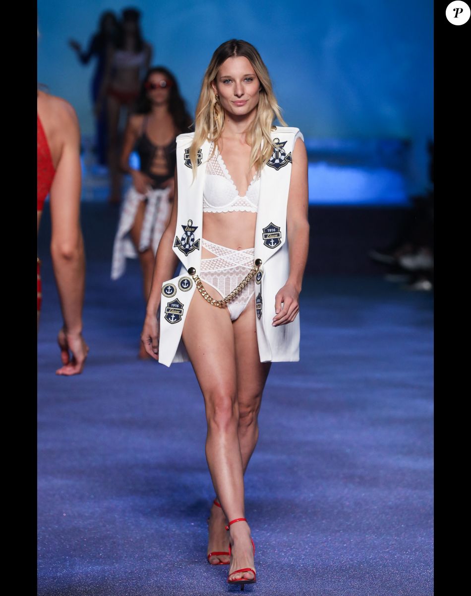 Ilona Smet - Défilé - "Etam Live Show 2018" aux Beaux-Arts à Paris, le 25 septembre 2018. © Veeren/Moreau/Bestimage