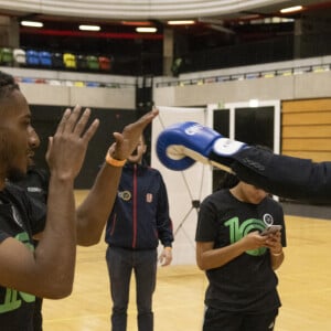 Le prince William, prince de Galles, visite la Copper Box Arena du Queen Elizabeth Olympic Park, pour participer à un événement avec Coach Core, qui fête ses 10 ans, à Londres, Royaume Uni, le 13 octobre 2022. 