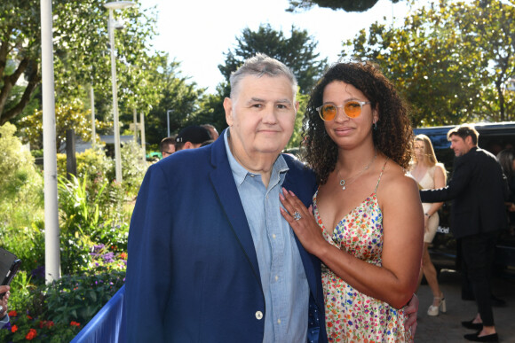 Pierre Ménès et sa femme Mélissa - Photocall de la cérémonie de clôture du 8ème Festival du Cinéma et Musique de Film de La Baule le 3 juillet 2022. © Rachid Bellak/bestimage.