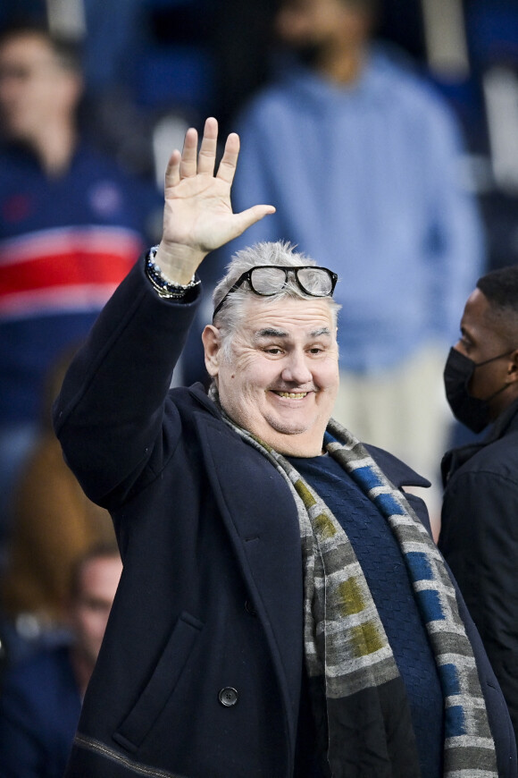 Pierre Ménès accusé d'agression sexuelle, une enquête ouverte à Paris - Pierre Ménès - Pierre Ménès assiste au match de Ligue 1 Uber Eats PSG contre Angers (2-1) à Paris, le 15 octobre 2021. © JB Autissier / Panoramic / Bestimage.