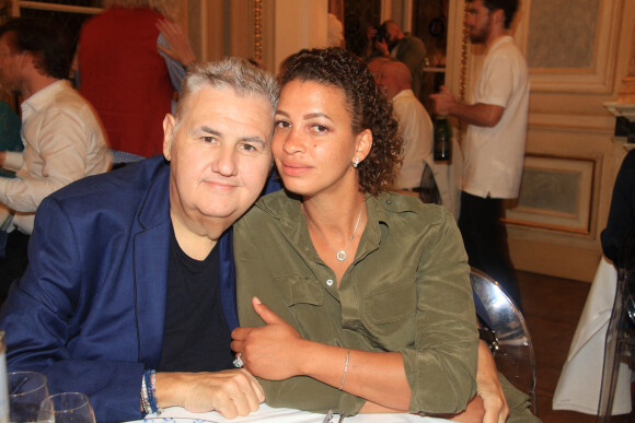 Pierre Ménès et sa femme Mélissa Acosta dînent avec des amies de Melissa à Paris le 27 juin 2020. © Philippe Baldini / Bestimage.