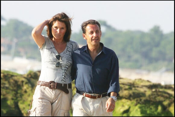 Nicolas Sarkozy et Cécilia Attias sur la plage au Pyla.