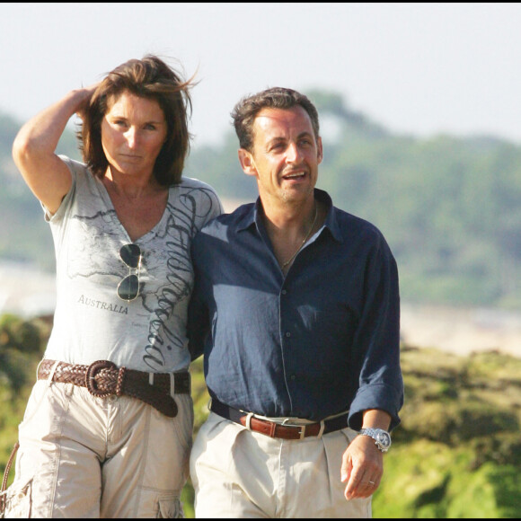 Nicolas Sarkozy et Cécilia Attias sur la plage au Pyla.