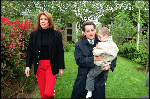 Nicolas Sarkozy, sa femme Cécilia votent à Neuilly avec leur fils Louis.