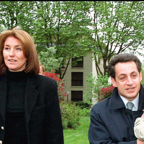Nicolas Sarkozy, sa femme Cécilia votent à Neuilly avec leur fils Louis.