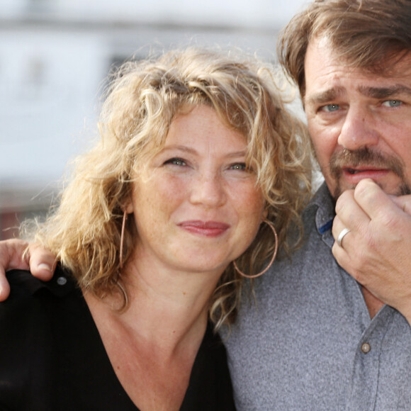 Thierry Godard et Cécile Bois - Photocall du téléfilm "Meurtre à Sarlat" lors de la 19ème édition du Festival de la Fiction TV de la Rochelle, France, le 16 septembre 2017. © Patrick Bernard/Bestimage.