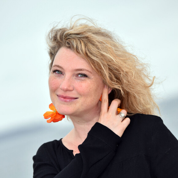 Cécile Bois, actrice française - Photocall au MIP TV 2016 afin de présenter "Candice Renoir". Le 4 avril 2016 à Cannes. © Bruno Bebert / Bestimage.
