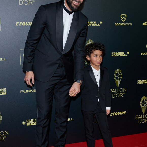 Karim Benzema et son fils Ibrahim - Photocall du 66ème Ballon d'Or au Théâtre du Chatelet à Paris le 17 octobre 2022. © Cyril Moreau/Bestimage 