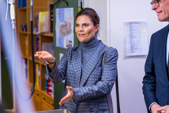 La princesse Victoria de Suède visite le musée du comté de Kalmar dans le cadre des célébrations du 50e anniversaire du pont d'Öland. Le 30 septembre 2022. 