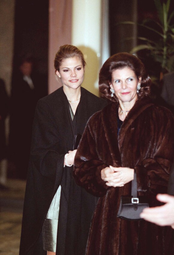 La princesse Victoria de Suède et la reine Silvia de Suède - Dîner à l'ambassade de Russie de Stockholm le 3 décembre 1997
